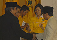 Rita Widyasari (kedua dari kanan) dan 3 kandidat lainnya saling bersalaman usai pemungutan suara yang berakhir untuk kemenangan Rita