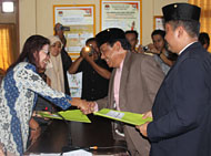Ketua KPU Kukar Rinda Desianti saat menerima dokumen pencalonan pasangan Awang Dharma Bakti dan Saiful Aduar