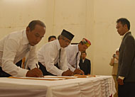Disaksikan Ketua Panwas Pilkada Kukar, Lukman, perwakilan Panwascam menandatangani berita acara pelantikan