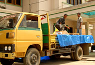 Selain menggunakan 2 buah kapal, distribusi logistik Pemilukada Kukar 2010 juga menggunakan 13 armada truk