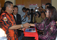 H Tajudin Noor menyerahkan dokumen pendaftaran Awang Ferdian-Suko Buono kepada Ketua KPU Kukar Rinda Desianti