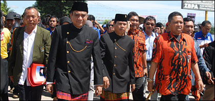 Didampingi tim sukses, parpol pengusung dan simpatisannya, Awang Ferdian-Suko Buono berjalan kaki menuju KPU Kukar untuk mendaftar sebagai bakal Cabup-Cawabup Kukar 2010-2015