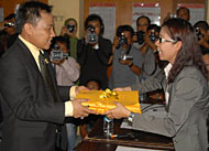 Ketua tim sukses Gerbang Raja Center Sarkowi V Zachry menyerahkan berkas pencalonan Rita-Ghufron kepada Ketua KPU Kukar Rinda Desianti