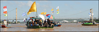 Dengan menggunakan perahu motor menyusuri sungai Mahakam, pasangan Rita Widyasari-Ghufron Yusuf berangkat menuju ke KPU Kukar untuk mendaftarkan pencalonan mereka