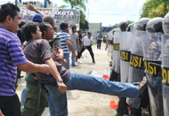 Massa mulai bertindak beringas dengan menyerang aparat keamanan yang berjaga-jaga di sekitar gedung KPU Kukar