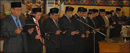 Cabup HM Idrus SY (kiri) memimpin pembacaan deklarasi Pilkada Damai dari seluruh pasangan calon peserta Pilkada 2010