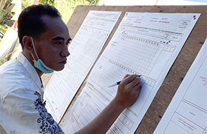 Petugas di salah satu TPS Kelurahan Melayu, Tenggarong, saat melakukan penghitungan suara pada 9 Desember 2020