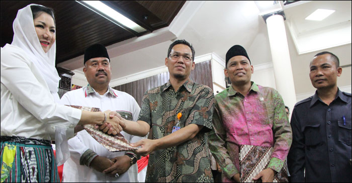 Ketua KPU Kukar Junaidi Syamsuddin menyerahkan SK penetapan calon terpilh kepada Cabup Rita Widyasari 