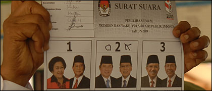 Salah satu surat suara dinyatakan tidak sah di TPS 1 Desa Manunggal Jaya, Kecamatan Tenggarong Seberang, lantaran si pemilih menuliskan kata OK di kotak pasangan SBY-Boediono. Di Tenggarong Seberang, SBY-Boediono hanya menang tipis dari pasangan Mega