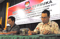 Ketua KPU Kukar Junaidi Syamsuddin (kanan) bersama komisioner lainnya menandatangani berita acara penetapan hasil Pilpres 2014 di Kukar