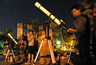Warga bersama karyawan Planetarium Jagad Raya melakukan pengamatan gerhana bulan total, Kamis (16/06) dini hari tadi