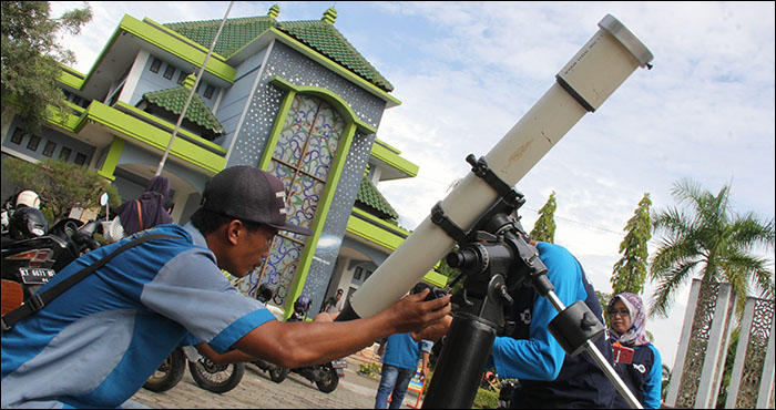 Petugas Planetarium Jagad Raya menyiapkan teropong untuk warga yang ingin melakukan pengamatan terhadap matahari