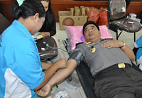 Kapolres Kukar AKBP IGKB Harryarsana ikut ambil bagian dalam aksi donor darah dalam rangka HUT Polantas ke-56