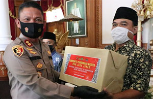 Kapolres Kukar AKBP Irwan M Ginting menyerahkan bantuan masker kepada salah seorang tokoh masyarakat