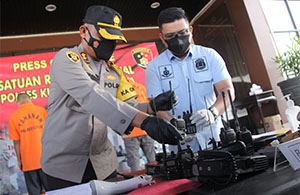 Kapolres Kukar AKBP Irwan M Ginting dan Kasat Reskrim Herman Sopian mengamati barang bukti yang diamankan dari pelaku spesialis pencuri HT dan radio rig