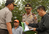 Kapolda Kaltim Irjen Pol Mathius Salempang (tengah) didampingi Kapolres Kukar Dono Indarto (kiri) saat menerima laporan hasil pengungkapan kasus ilegal logging di perairan Mahakam