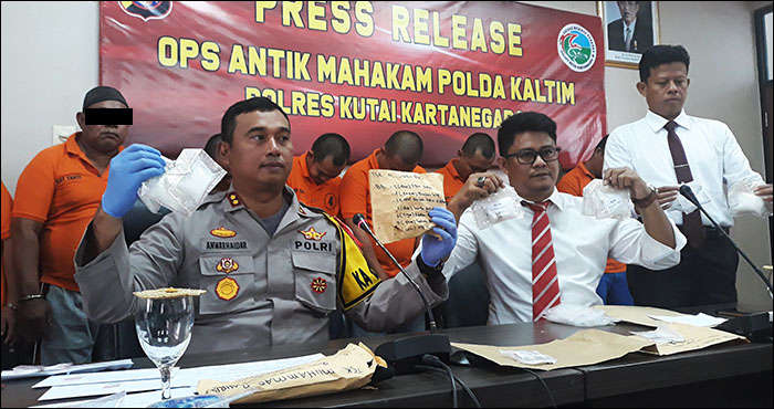 Kapolres Kukar AKBP Anwar Haidar didampingi Kasat Resnarkoba Iptu Romi menunjukkan barang bukti sabu yang berhasil diamankan selama Operasi Antik Mahakam II