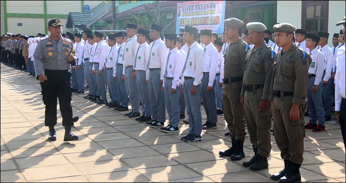 Kapolres Kukar AKBP Anwar Haidar memeriksa pasukan pada acara Gelar Pasukan Operasi Zebra Mahakam 2017 di Ponpes Ribathul Khail
