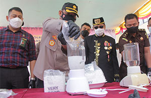Kapolres Kukar AKBP Irwan M Ginting memasukkan sabu yang akan diblender dengan air