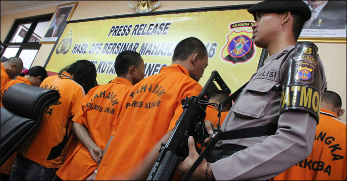 Dikawal petugas bersenjata, sejumlah tersangka pengedar narkoba dihadirkan dalam jumpa pers Operasi Bersinar Mahakam di Mapolres Kukar, Tenggarong