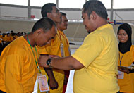 Plt Ketua KONI Kukar Abdul Rasyid menyematkan tanda peserta TC Sentralisasi kepada perwakilan atlet Kukar