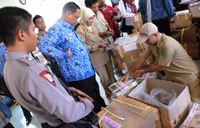 Disaksikan aparat Polres Kukar, petugas Posko UN memeriksa naskah soal yang tiba di Tenggarong, Rabu (17/04) kemarin