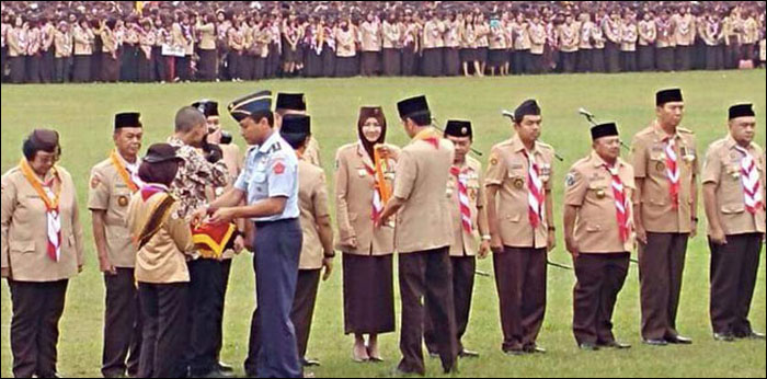 Penyerahan Satya Lencana Melati dilakukan langsung oleh Presiden Jokowi pada acara pembukaan Jamnas X Gerakan Pramuka di Cibubur, Jakarta Timur, Minggu (14/08) kemarin