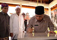 Samsuri Aspar menandatangani prasasti peresmian bangunan penunjang Pura Payogan Agung disaksikan Ketua PHDI Kaltim dan Sekretaris PHDI Kukar