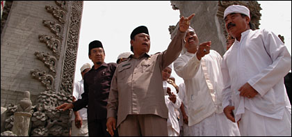 Plt Bupati Kukar Samsuri Aspar didampingi Kakandepag Kukar dan para pengurus PHDI Kukar saat meninjau kompleks Pura Payogan Agung