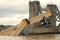 Pihak PT Hutama Karya tetap bertanggungjawab untuk mengangkat pylon dan kabel jembatan yang ambruk