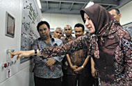 Bupati Kukar Rita Widyasari menekan tombol power tanda beroperasinya kembali RPU Kukar di Tenggarong Seberang