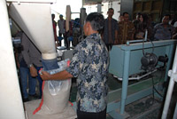 Proses pengemasan beras di RPU Kutai Kartanegara, Tenggarong Seberang 