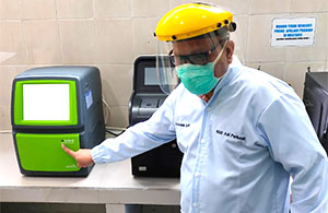 Kepala Laboratorium RSAMP dr Edison Harianja menunjukkan alat tes RT-PCR yang siap digunakan untuk menguji sampel