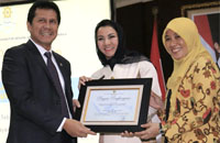 Menteri PAN RB Asman Abnur menyerahkan penghargaan untuk RSAMP kepada Bupati Rita Widyasari dan Direktur RSAMP Martina Yulianti