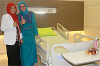Direktur RSUD AM Parikesit dr Martina Yulianti bersama Bupati Kukar Rita Widyasari saat berada di ruang rawat inap VIP