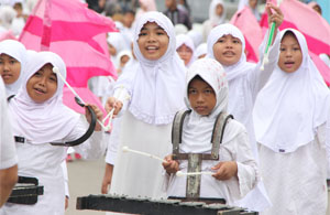 Keceriaan para siswi SD Muhammadiyah Tenggarong saat mengikuti pawai taaruf