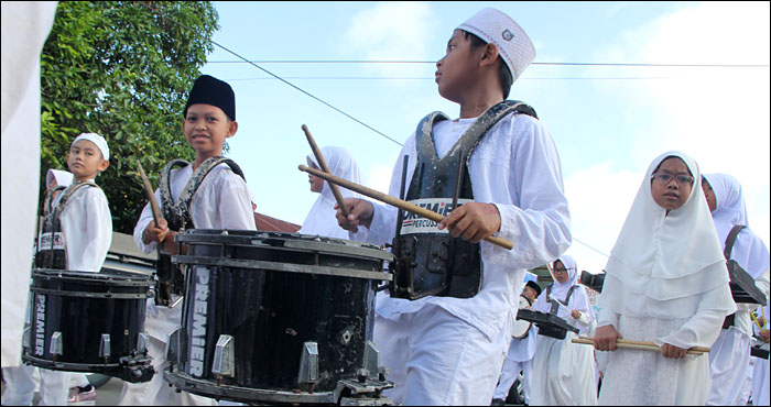 Marching Band SD Muhammadiyah Tenggarong tampil di barisan depan pawai taaruf menyambut Ramadhan 1438 H
