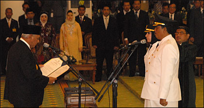 Gubernur Kaltim H Awang Faroek Ishak saat mengambil sumpah jabatan Rita-Ghufron sebagai Bupati-Wabup Kukar 2010-2015