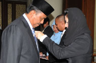 Wabup HM Ghufron Yusuf ikut menerima Satya Lencana Karya Satya yang disematkan Bupati Kukar Rita Widyasari