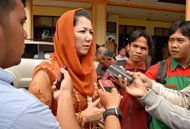 Bupati Kukar Rita Widyasari saat dikonfirmasi wartawan soal rencana mutasi pejabat Pemkab Kukar
