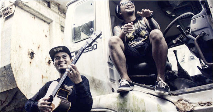 Dua personil grup Kapital, Dhani Arindra dan Akbar Haka, membentuk grup baru bernama Rocket Suicide yang mengusung lagu-lagu rock dalam balutan akustik 