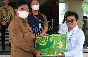 Sekda Kukar Sunggono saat menerima secara simbolis bantuan paket bapokting untuk masyarakat Kukar