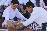 Dua orang siswa SMAN 1 Tenggarong tampak asyik memainkan permainan congklak yang sudah jarang dimainkan anak-anak Tenggarong