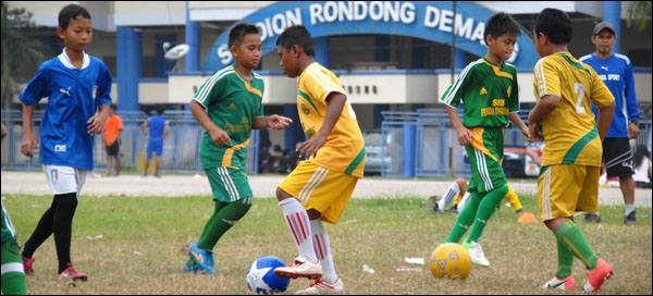 Para pemain muda SSB Pemuda saat berlatih di depan Stadion Rondong Demang 