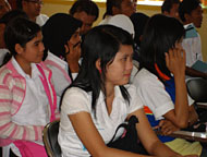 Mahasiswa baru STIE Tenggarong dengan serius menyimak kuliah umum pada hari pertama PK2