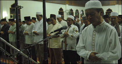 Pj Bupati Sjachruddin sempat menitikkan air mata saat memimpin salat Tarawih di Masjid Al-Istiqomah, Rabu (02/08) malam lalu