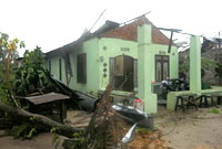 Atap sebuah rumah warga Sanipah melayang disapu angin puting beliung