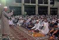 KH Syuriyanto Abdul Wahid menyampaikan tausiyah di hadapan ribuan jamaah yang menghadiri Masjid Agung Sultan Sulaiman