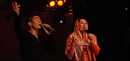 Bupati Kukar Rita Widyasari didaulat untuk duet bersama Bams menyanyikan tembang bertajuk Luluh