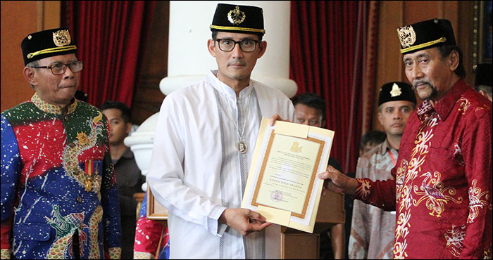 Sandiaga Uno menunjukkan sertifikat pemberian gelar dari Sultan Kutai Kartanegara ing Martadipura HAM Arifin